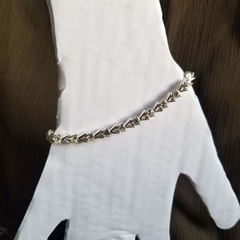 Silvertone Avon Tennis Bracelet V Shaped With Clear Rhinestones EUC - Picture 8 of 10